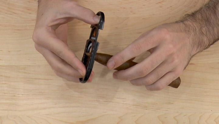 How To Cut A Cigar –Quick Tip