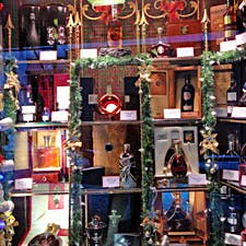 Pciture of Park Avenue Liquors holiday window.