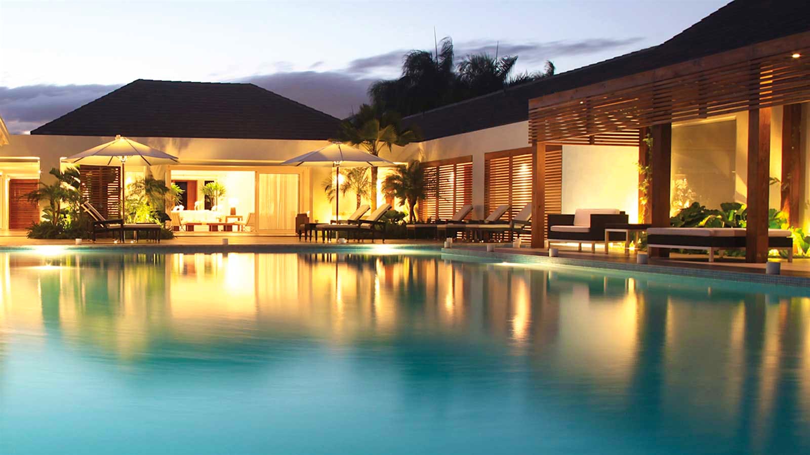 The resort proper has several restaurants. In addition to the fine dining at the beach, there is La Caña, which offers a pleasant meal in a beautiful setting overlooking the main pool.