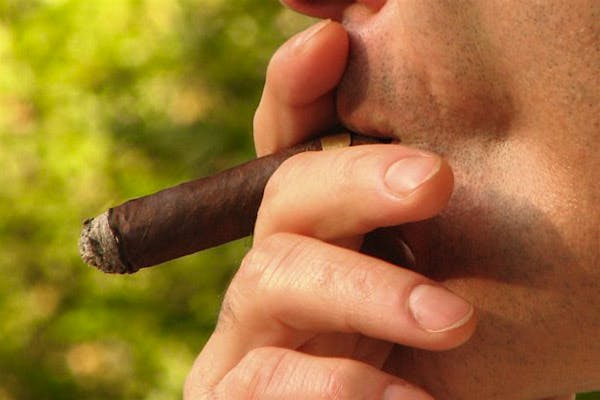 10-things-you-should-never-do-with-your-cigar