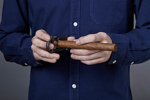 10-things-you-should-never-do-with-your-cigar