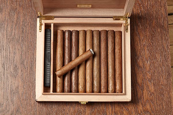 10-things-you-should-never-do-with-your-cigar