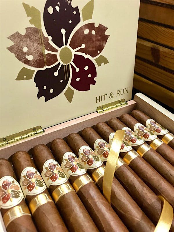 Hit & Run will come packaged in 10-count boxes and offered in five sizes: 46x6, 54x6, 52x43/4, 50x6 (piramide) and 60x51/8 (perfecto).